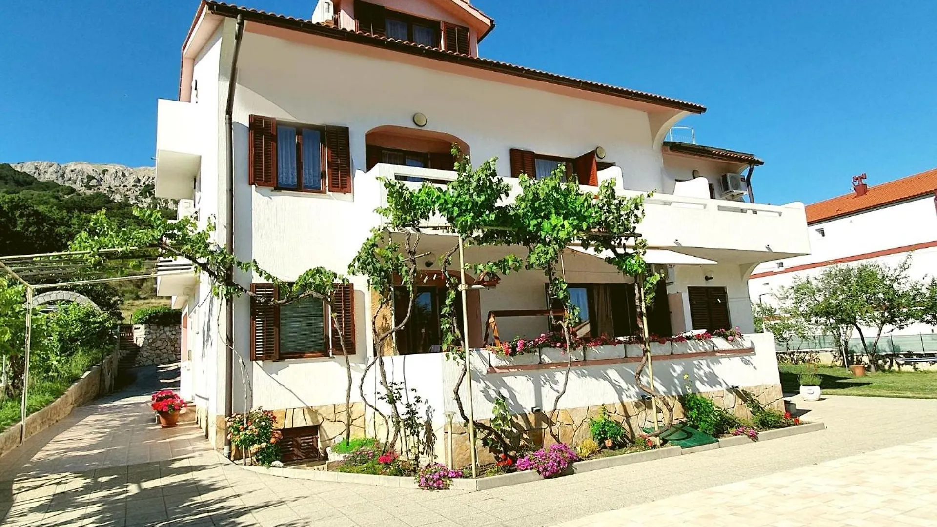 Mirjana F Apartaments kontakti