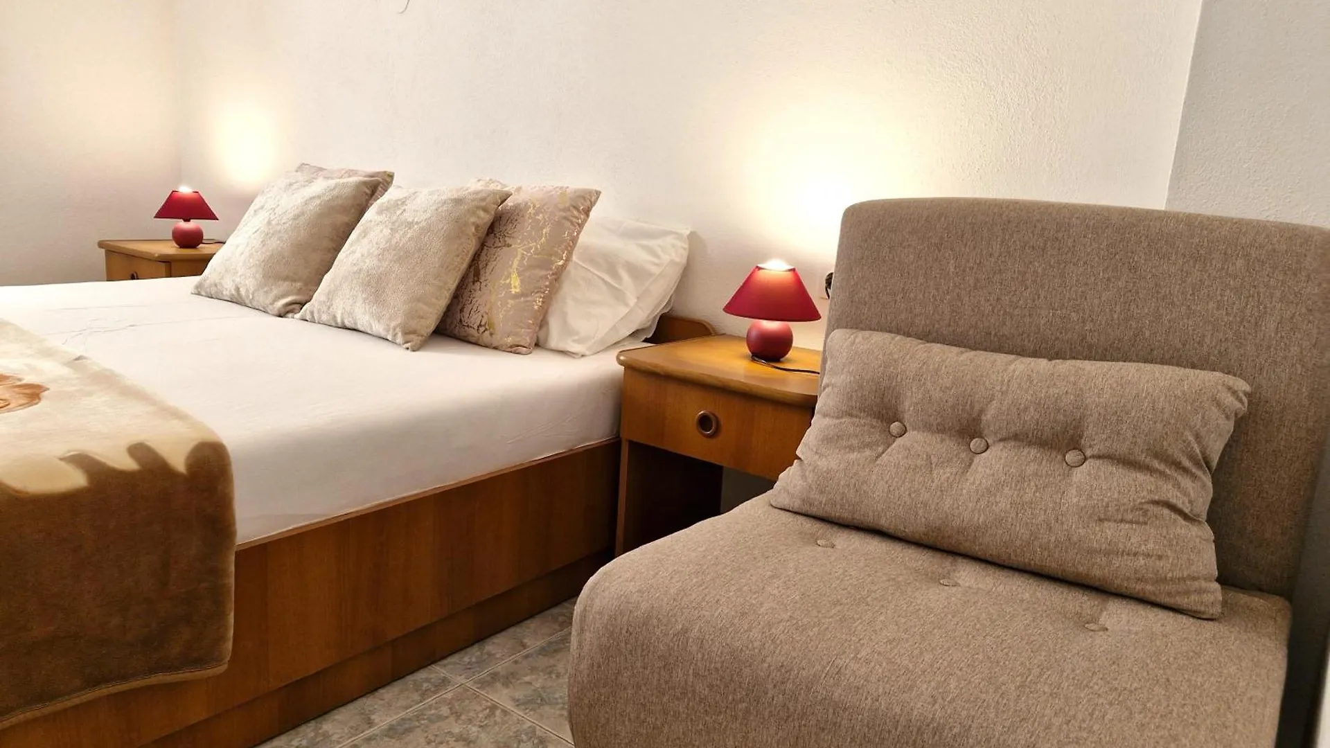 Mirjana F Apartaments Baška 0*,  Croazia